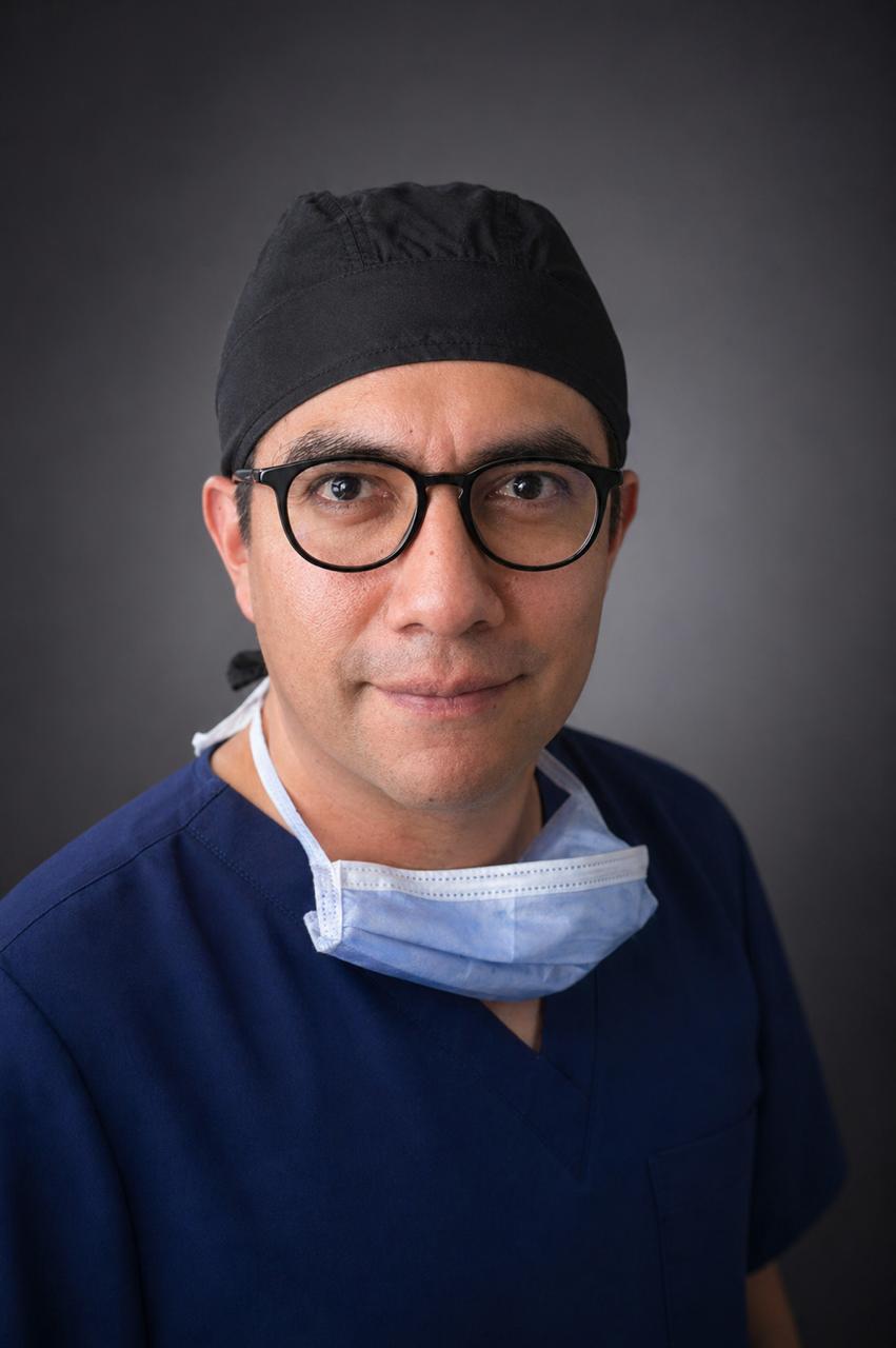 Dr. Carlos Niño con indumentaria quirúrgica