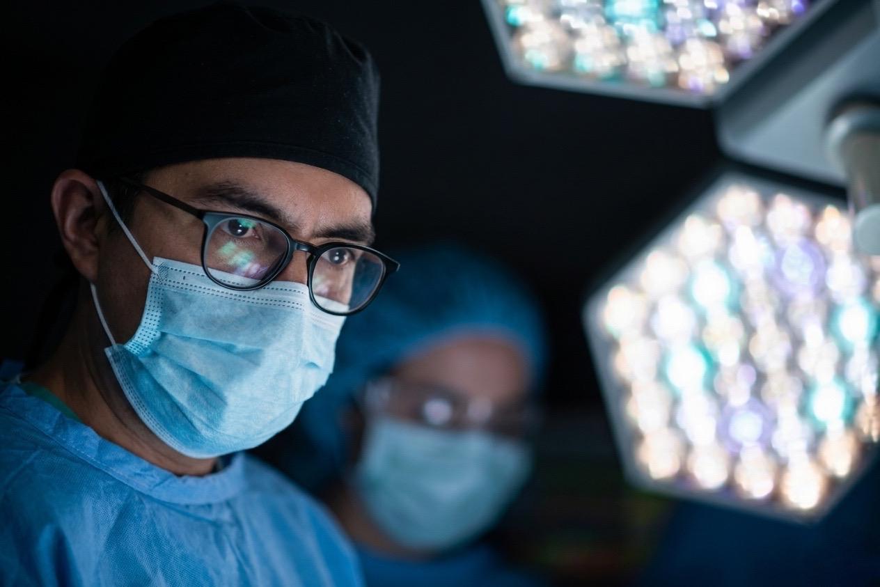 Equipo quirúrgico durante un procedimiento de coloproctología