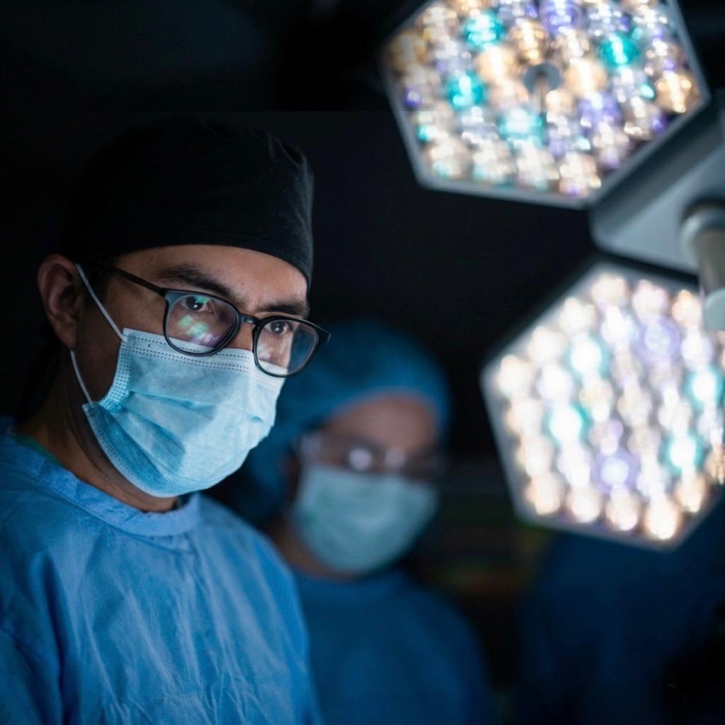 Equipo quirúrgico en sala de operaciones