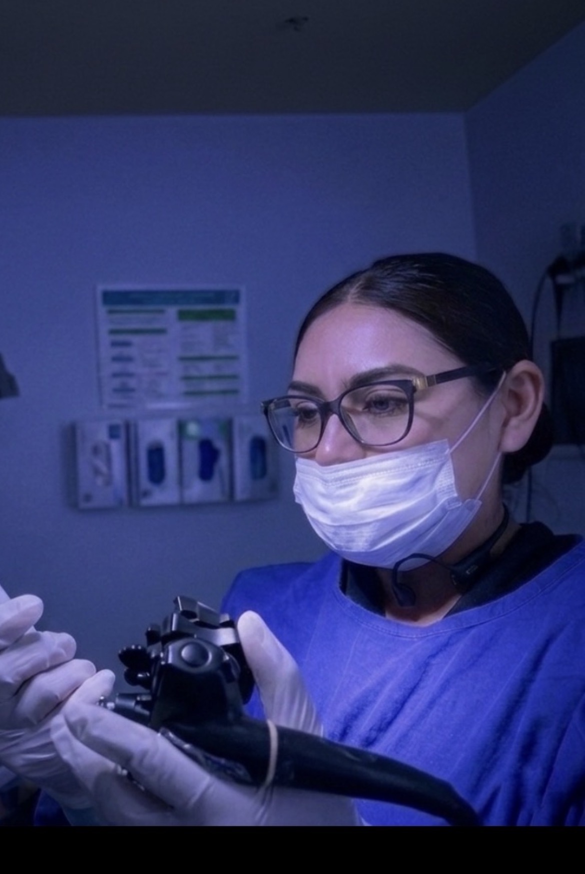 Dra. Olivia Guzmán Roblero realizando un estudio endoscópico