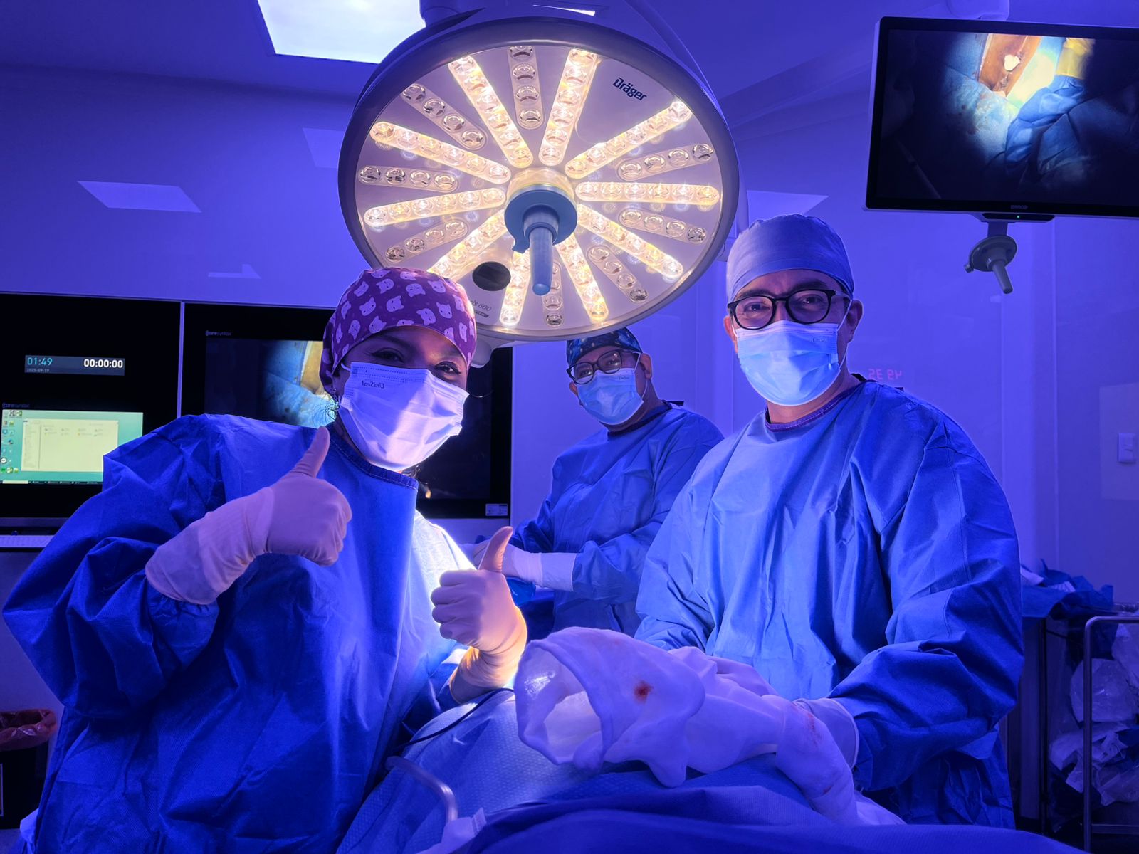 Equipo médico durante un procedimiento quirúrgico