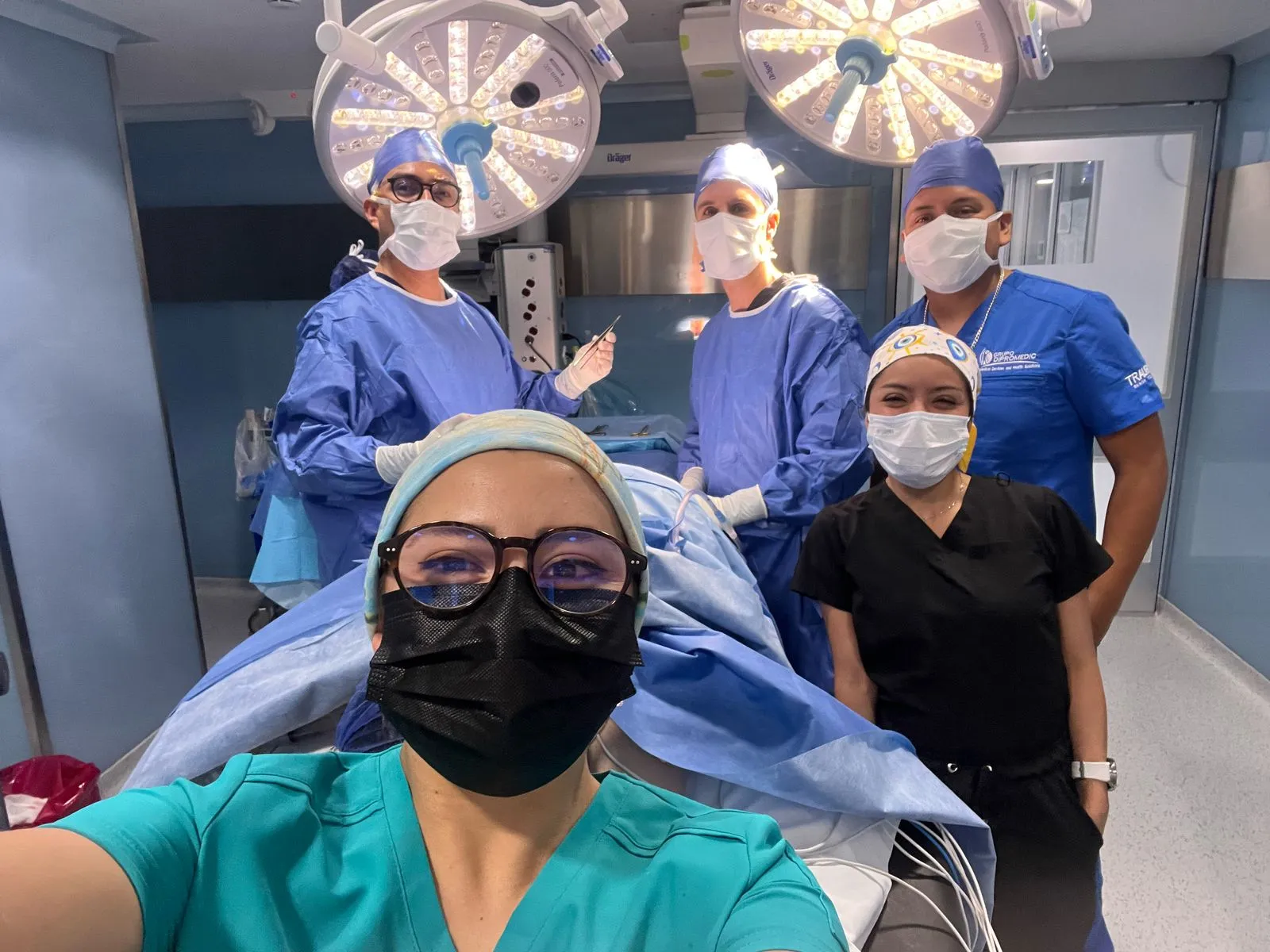 Equipo del Centro Integral de Coloproctología en quirófano